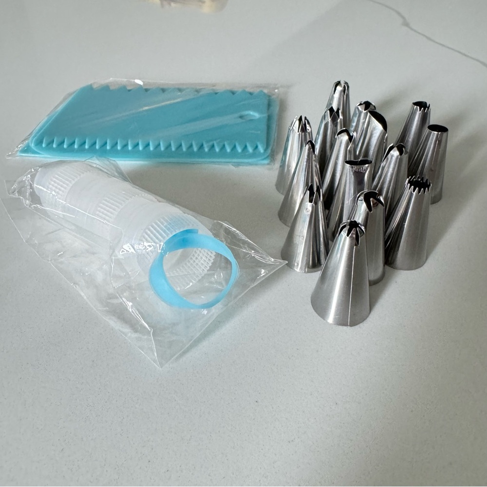 Cake supplies Set of 15 piping  tips for decorating cookies and cakes
